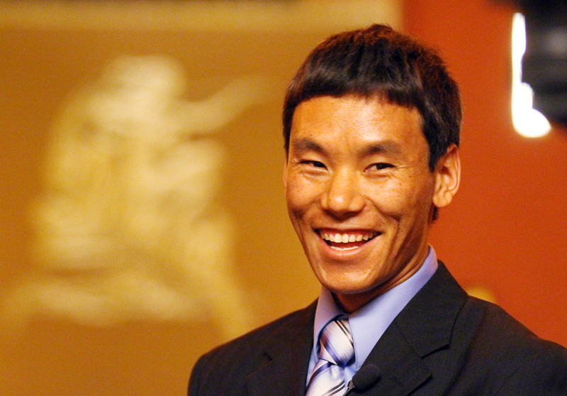 Mt Everest sherpa becomes a U.S. citizen